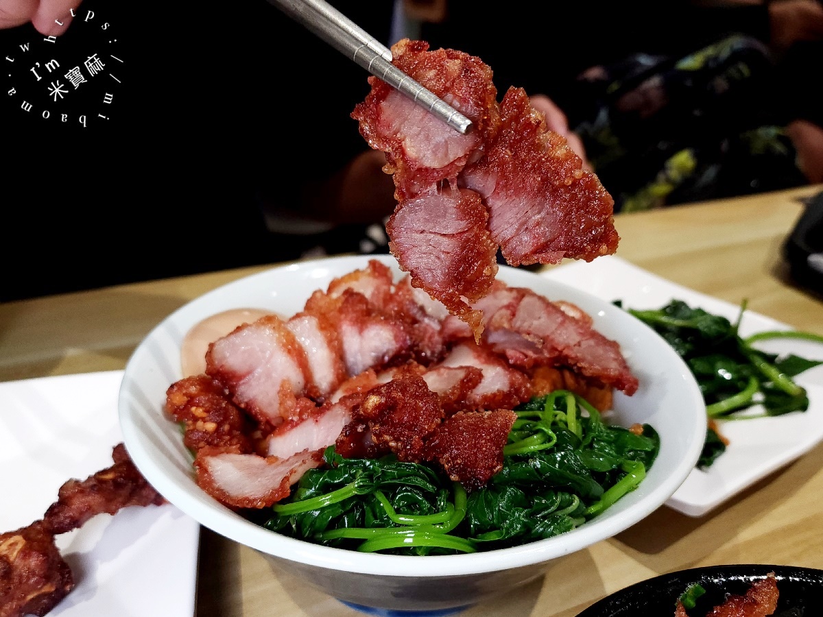 麵老大┃建國中學美食。滿滿紅燒肉實在太滿足了，烏醋拌麵加上半熟蛋簡直邪惡