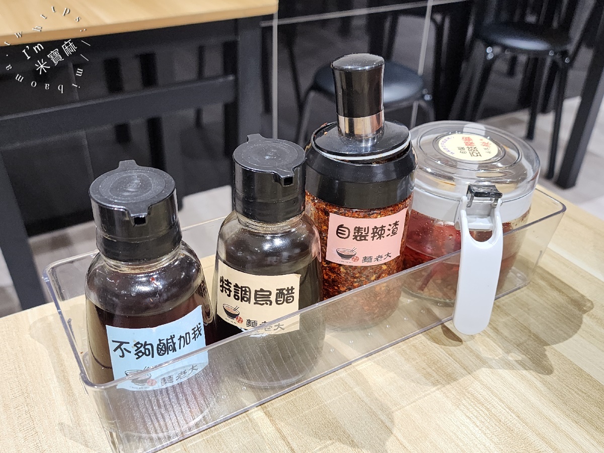 麵老大┃建國中學美食。滿滿紅燒肉實在太滿足了，烏醋拌麵加上半熟蛋簡直邪惡
