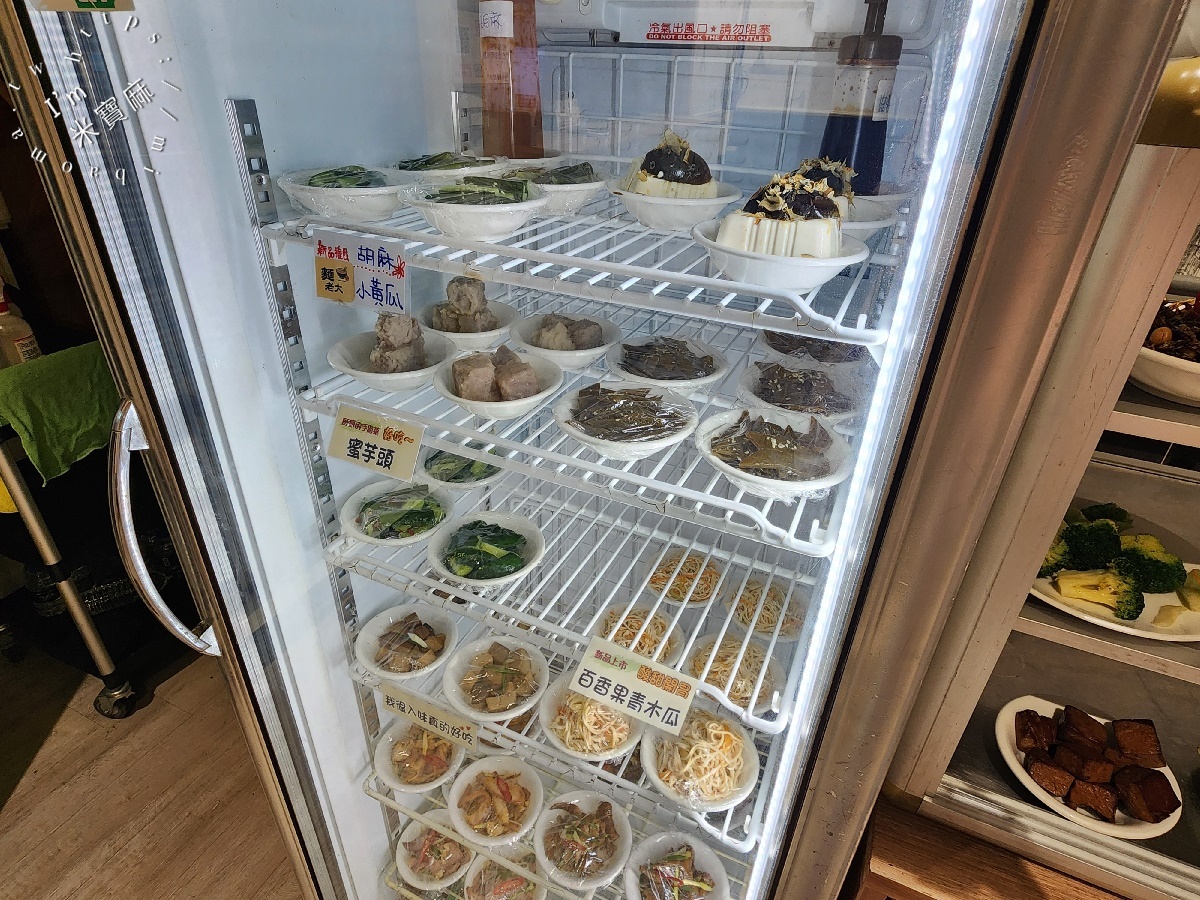 麵老大┃建國中學美食。滿滿紅燒肉實在太滿足了，烏醋拌麵加上半熟蛋簡直邪惡