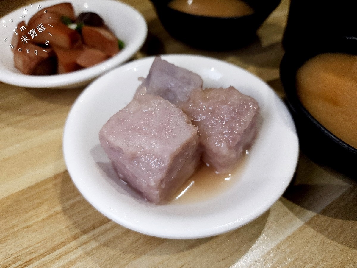 麵老大┃建國中學美食。滿滿紅燒肉實在太滿足了，烏醋拌麵加上半熟蛋簡直邪惡