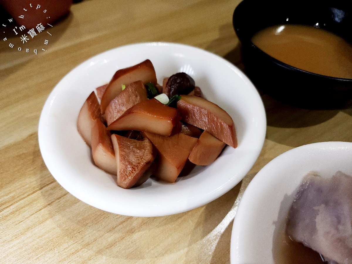 麵老大┃建國中學美食。滿滿紅燒肉實在太滿足了，烏醋拌麵加上半熟蛋簡直邪惡