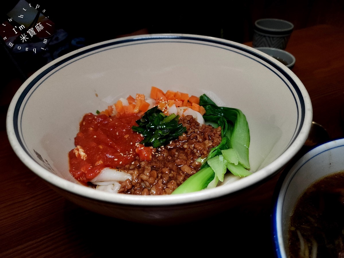 秦朝老碗麵┃板橋美食。手工扯麵特色必嘗、30元小菜任你夾滿滿，內用還有涼飲無限提供