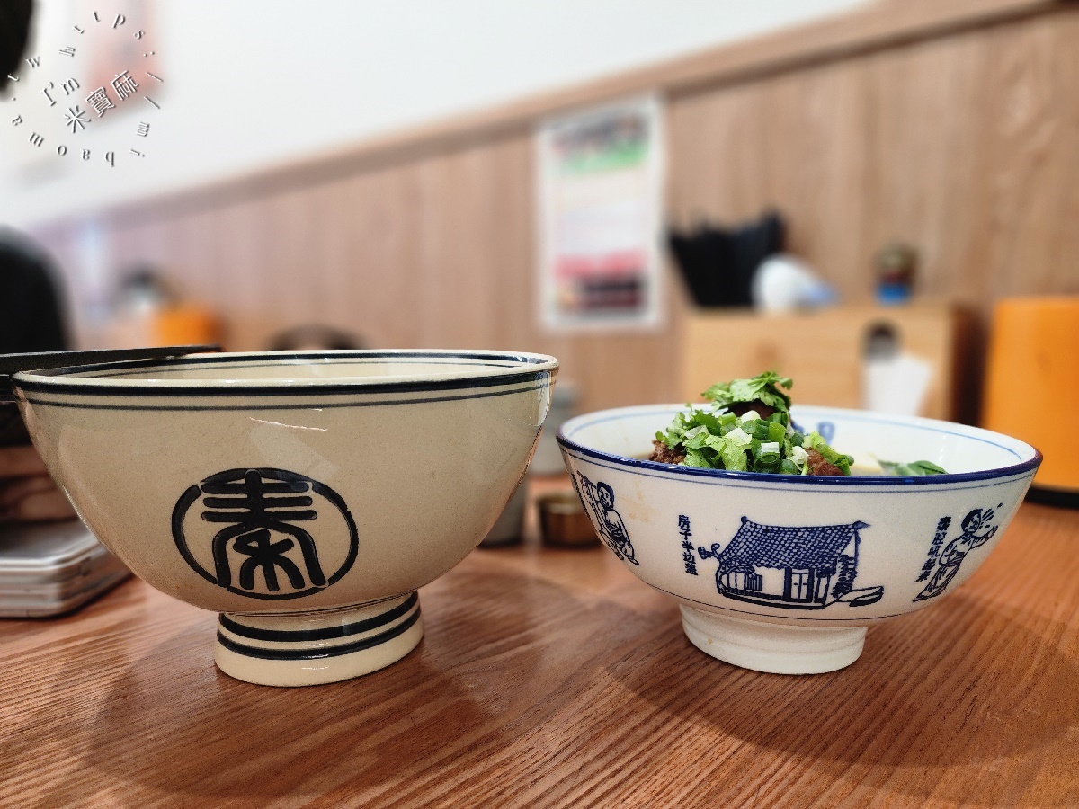 秦朝老碗麵┃板橋美食。手工扯麵特色必嘗、30元小菜任你夾滿滿，內用還有涼飲無限提供