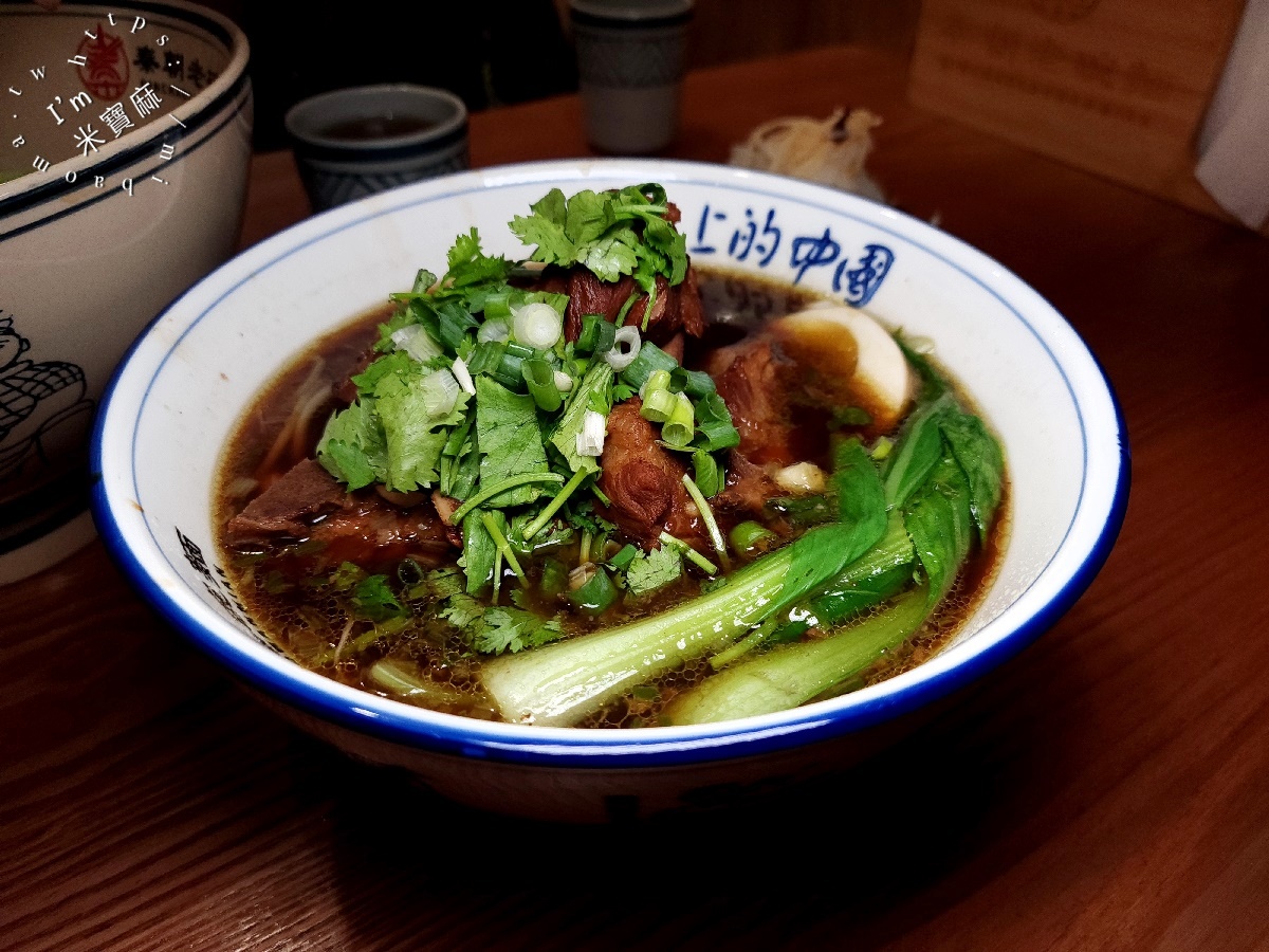 秦朝老碗麵┃板橋美食。手工扯麵特色必嘗、30元小菜任你夾滿滿，內用還有涼飲無限提供