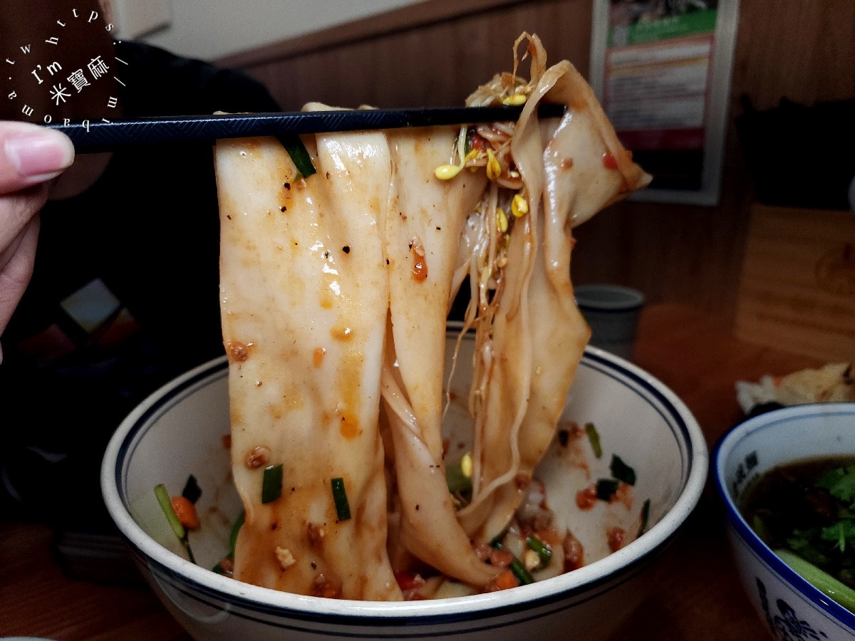 秦朝老碗麵┃板橋美食。手工扯麵特色必嘗、30元小菜任你夾滿滿，內用還有涼飲無限提供