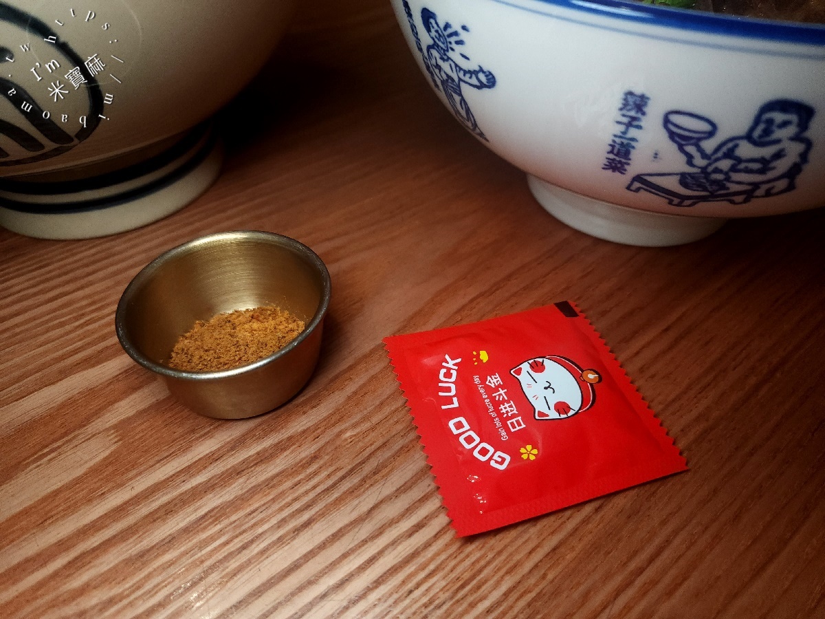 秦朝老碗麵┃板橋美食。手工扯麵特色必嘗、30元小菜任你夾滿滿，內用還有涼飲無限提供