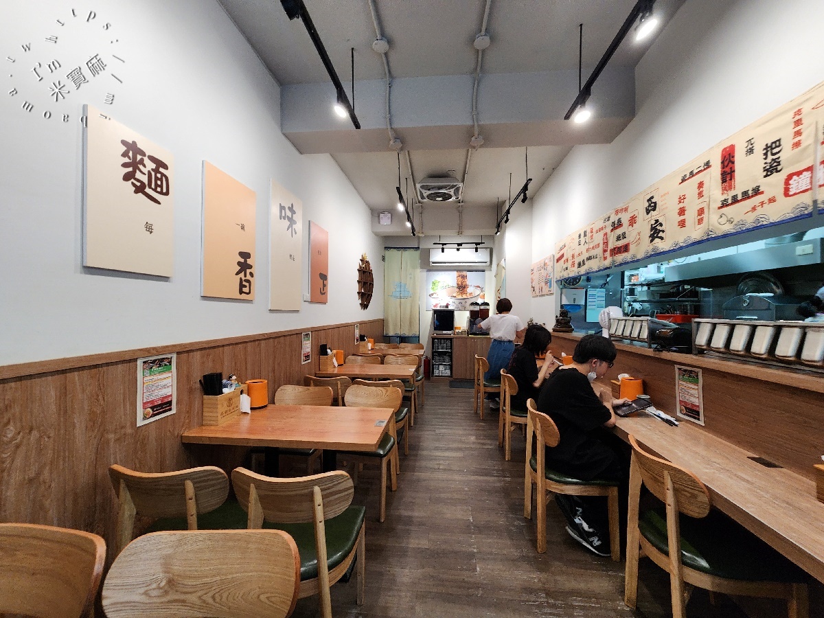 秦朝老碗麵┃板橋美食。手工扯麵特色必嘗、30元小菜任你夾滿滿，內用還有涼飲無限提供