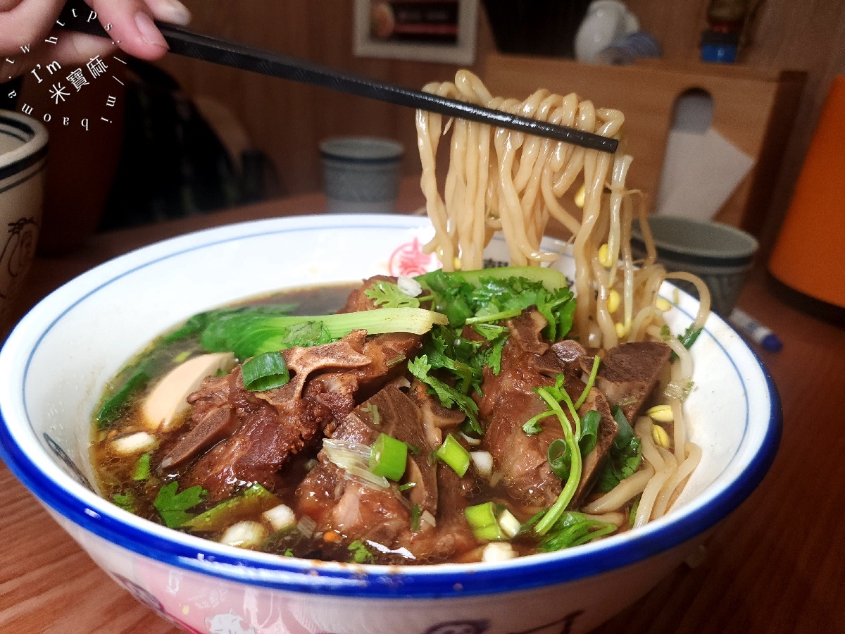 秦朝老碗麵┃板橋美食。手工扯麵特色必嘗、30元小菜任你夾滿滿，內用還有涼飲無限提供