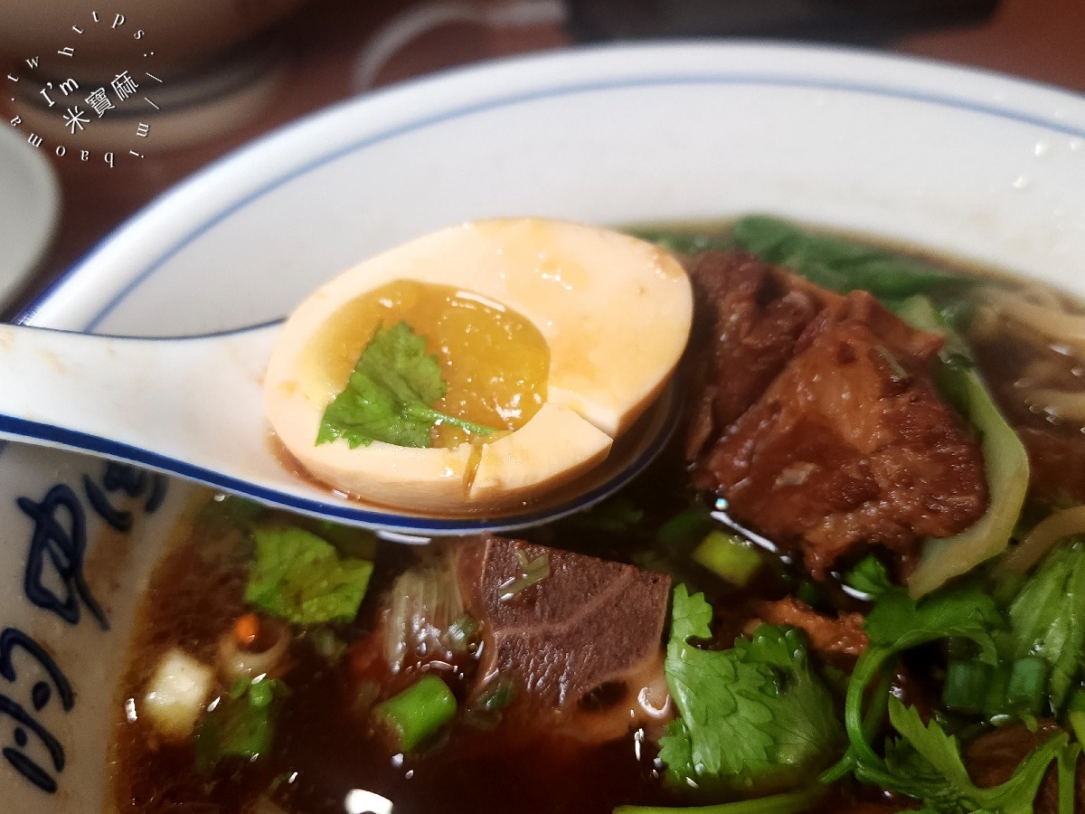 秦朝老碗麵┃板橋美食。手工扯麵特色必嘗、30元小菜任你夾滿滿，內用還有涼飲無限提供
