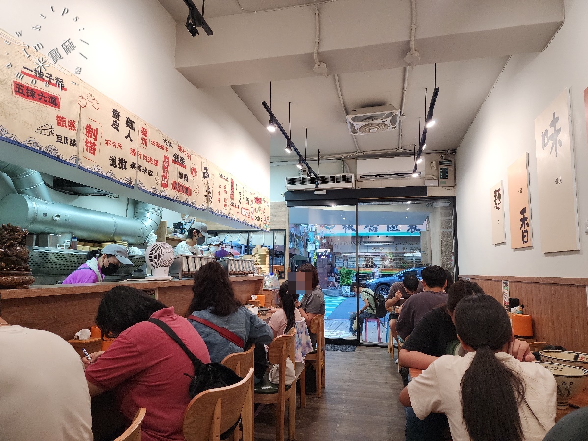 秦朝老碗麵┃板橋美食。手工扯麵特色必嘗、30元小菜任你夾滿滿，內用還有涼飲無限提供