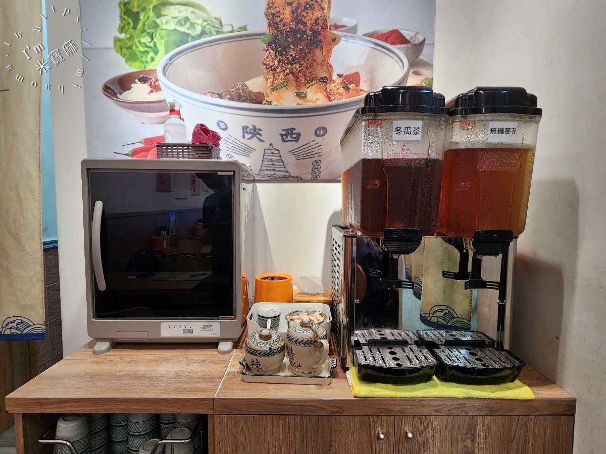 秦朝老碗麵┃板橋美食。手工扯麵特色必嘗、30元小菜任你夾滿滿，內用還有涼飲無限提供
