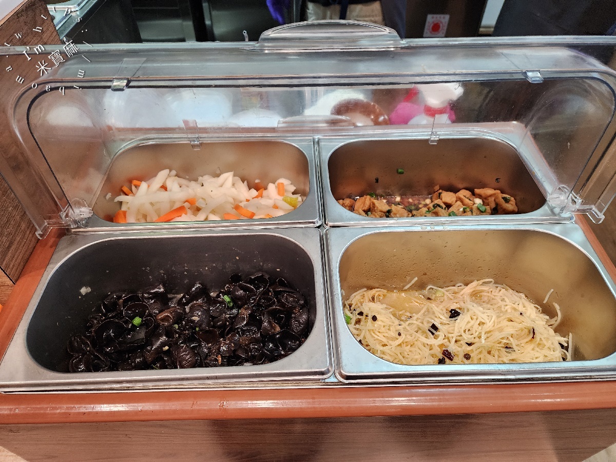 秦朝老碗麵┃板橋美食。手工扯麵特色必嘗、30元小菜任你夾滿滿，內用還有涼飲無限提供