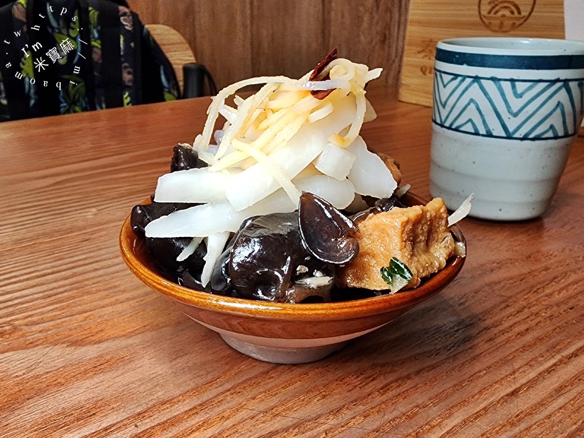 秦朝老碗麵┃板橋美食。手工扯麵特色必嘗、30元小菜任你夾滿滿，內用還有涼飲無限提供
