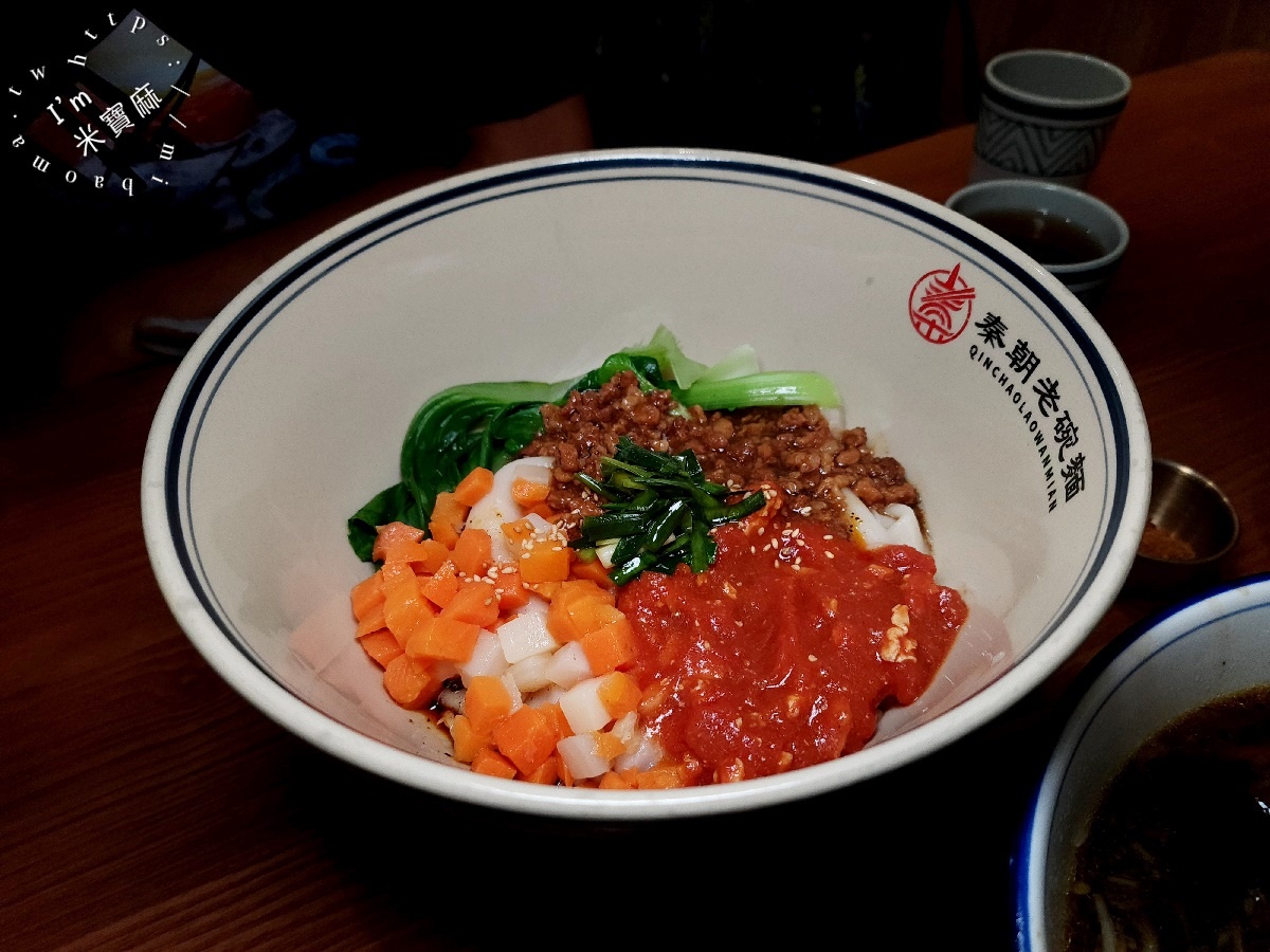 秦朝老碗麵┃板橋美食。手工扯麵特色必嘗、30元小菜任你夾滿滿，內用還有涼飲無限提供