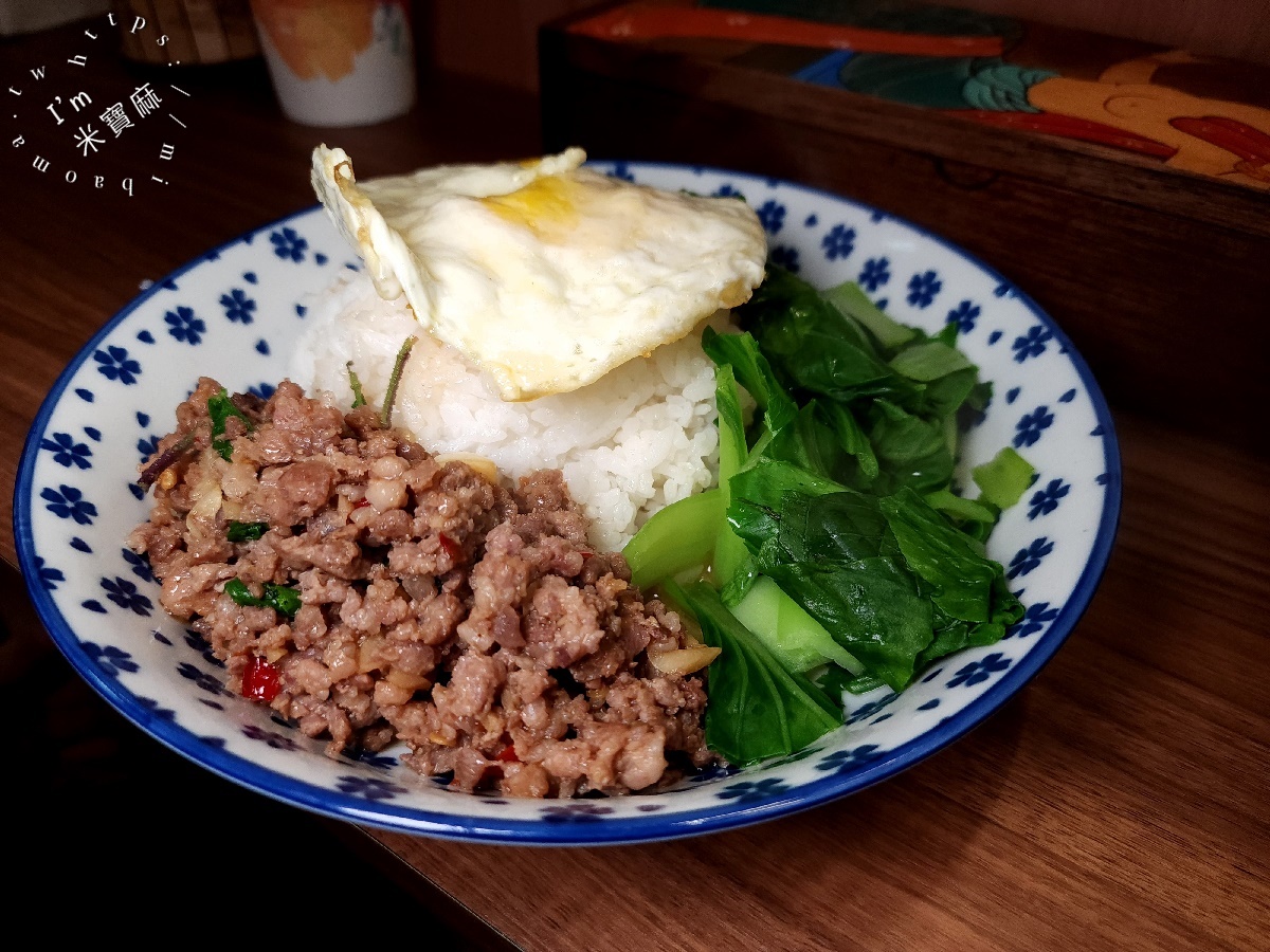 泰萬 ไทหวั่น ┃萬華美食。異國風味打拋豬、泰式炒麵都正點，還有泰奶也很不錯