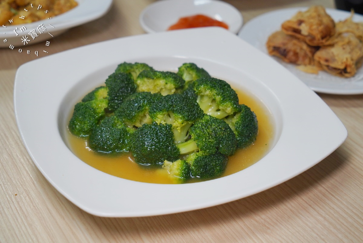 好饗吃茶餐廳┃中正區港式 茶餐廳。藏身市場的好味道，從早上就開賣的港點熱炒小食