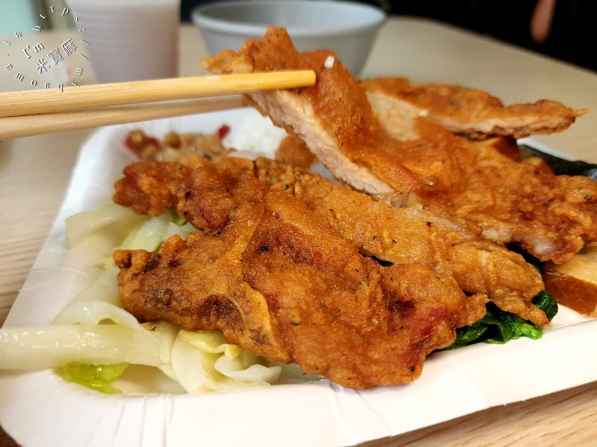 億頓排骨┃大安區美食。經典必吃排骨、雞腿和雞排，附近上班族的最愛，內用還有飲料及熱湯提供