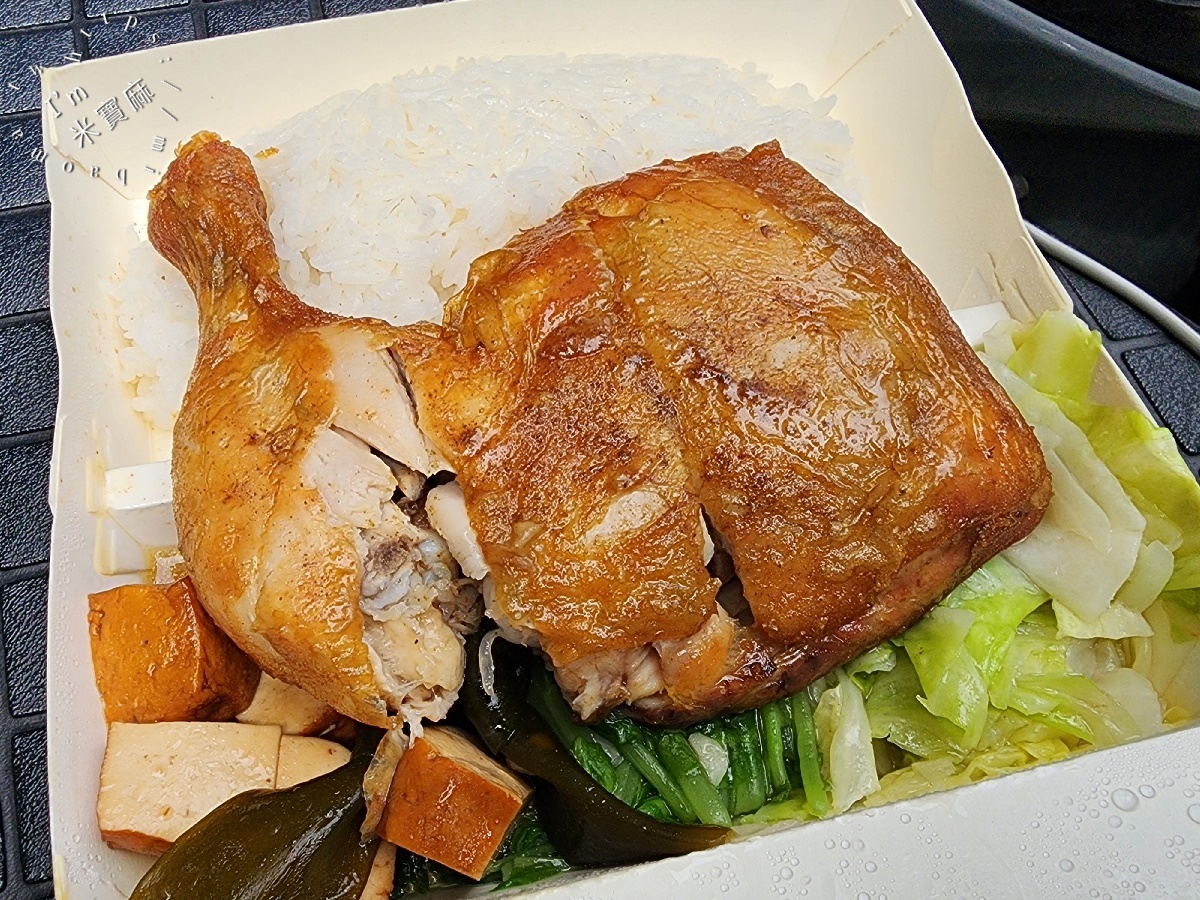 億頓排骨┃大安區美食。經典必吃排骨、雞腿和雞排，附近上班族的最愛，內用還有飲料及熱湯提供