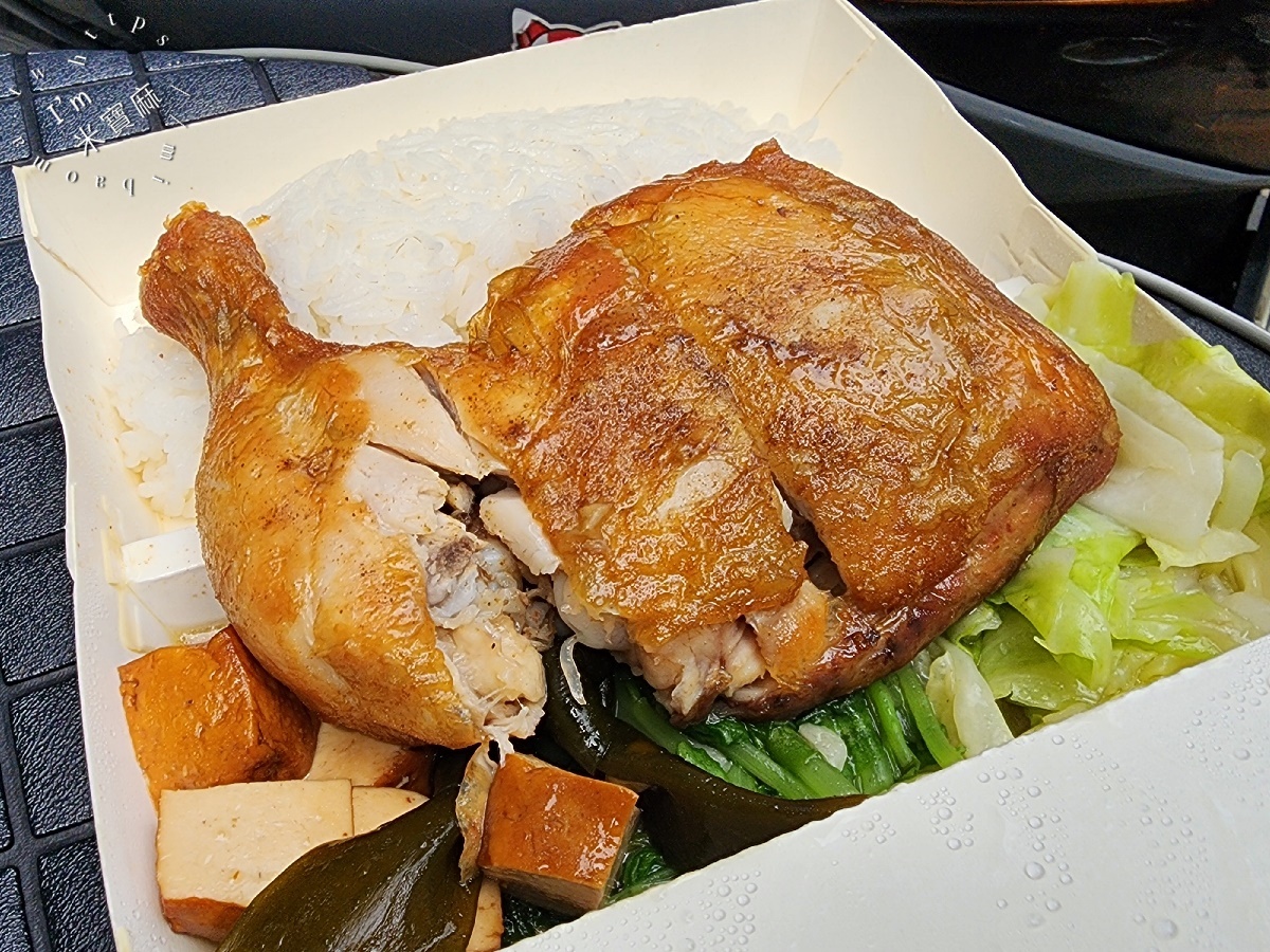 億頓排骨┃大安區美食。經典必吃排骨、雞腿和雞排，附近上班族的最愛，內用還有飲料及熱湯提供
