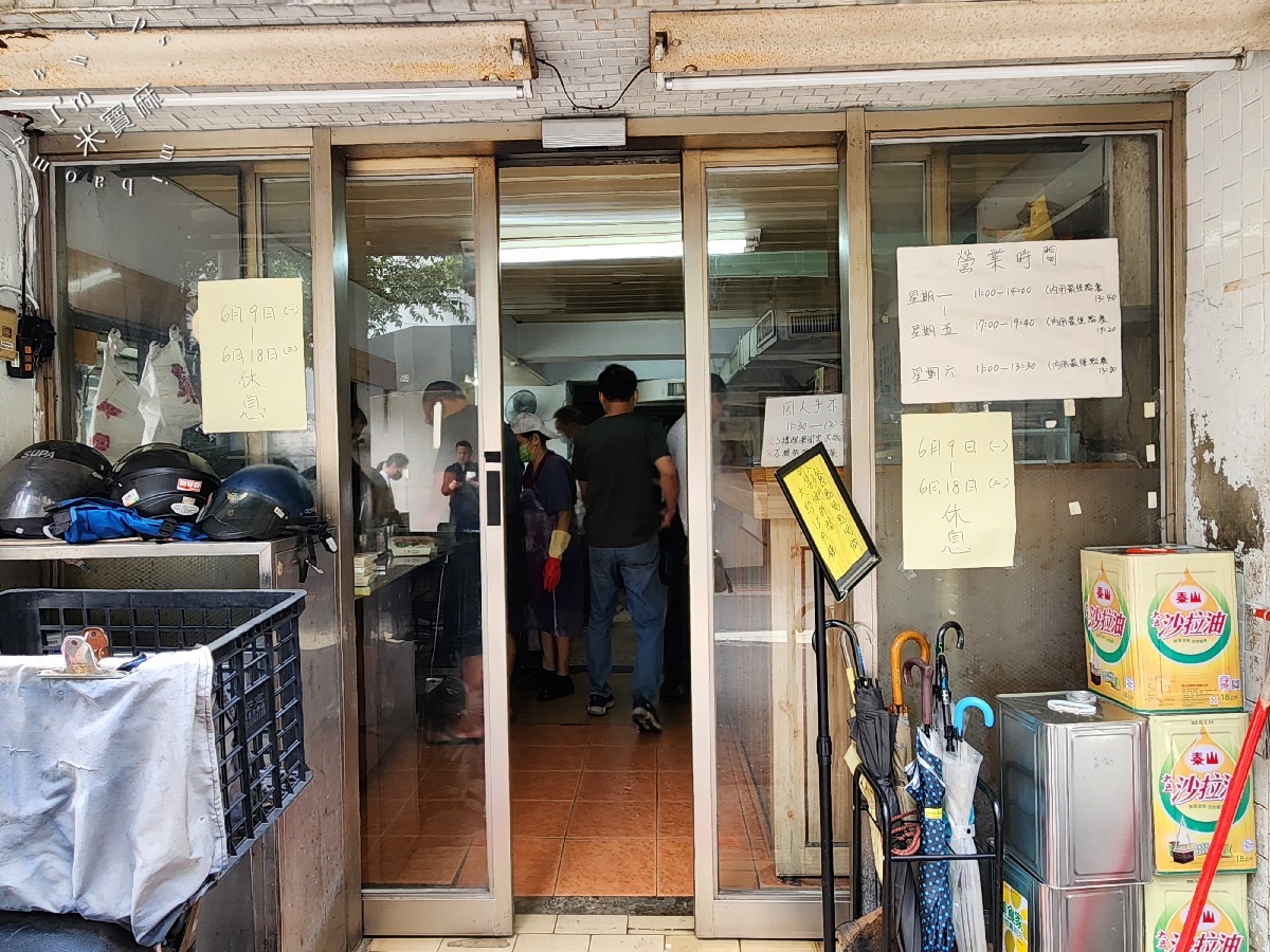 億頓排骨┃大安區美食。經典必吃排骨、雞腿和雞排，附近上班族的最愛，內用還有飲料及熱湯提供