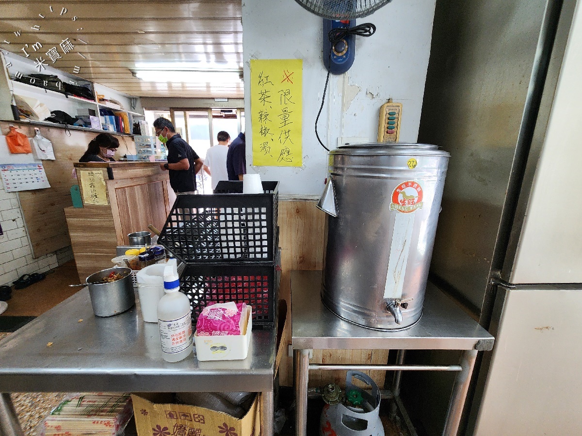 億頓排骨┃大安區美食。經典必吃排骨、雞腿和雞排，附近上班族的最愛，內用還有飲料及熱湯提供