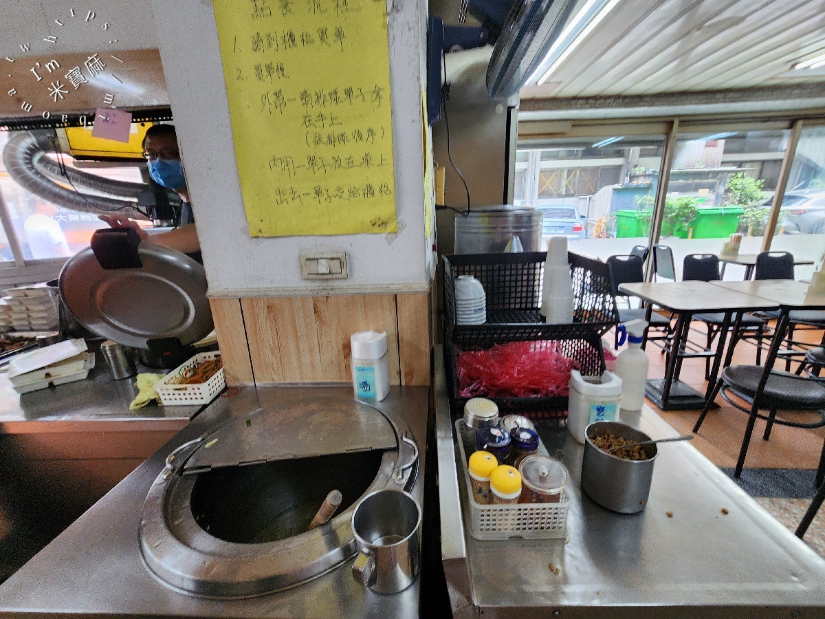 億頓排骨┃大安區美食。經典必吃排骨、雞腿和雞排，附近上班族的最愛，內用還有飲料及熱湯提供