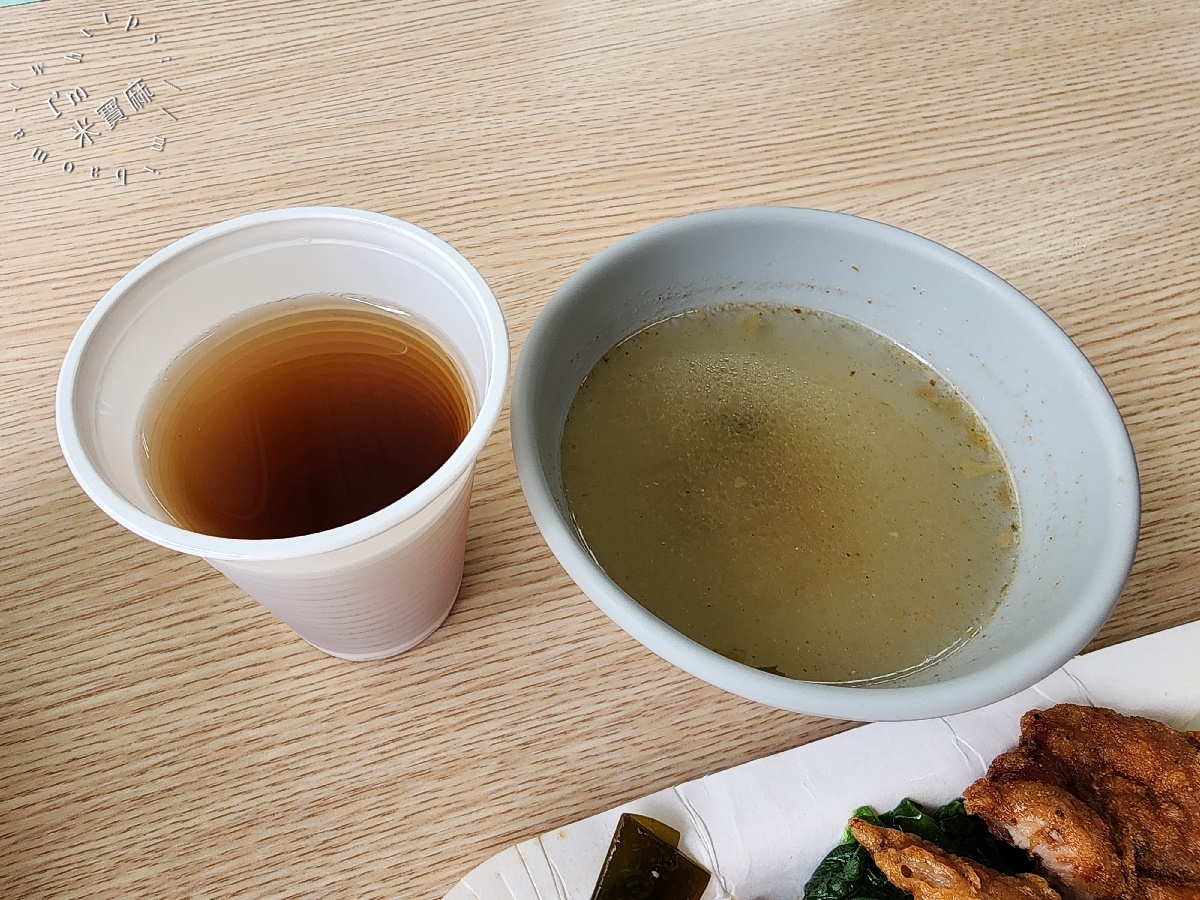 億頓排骨┃大安區美食。經典必吃排骨、雞腿和雞排，附近上班族的最愛，內用還有飲料及熱湯提供