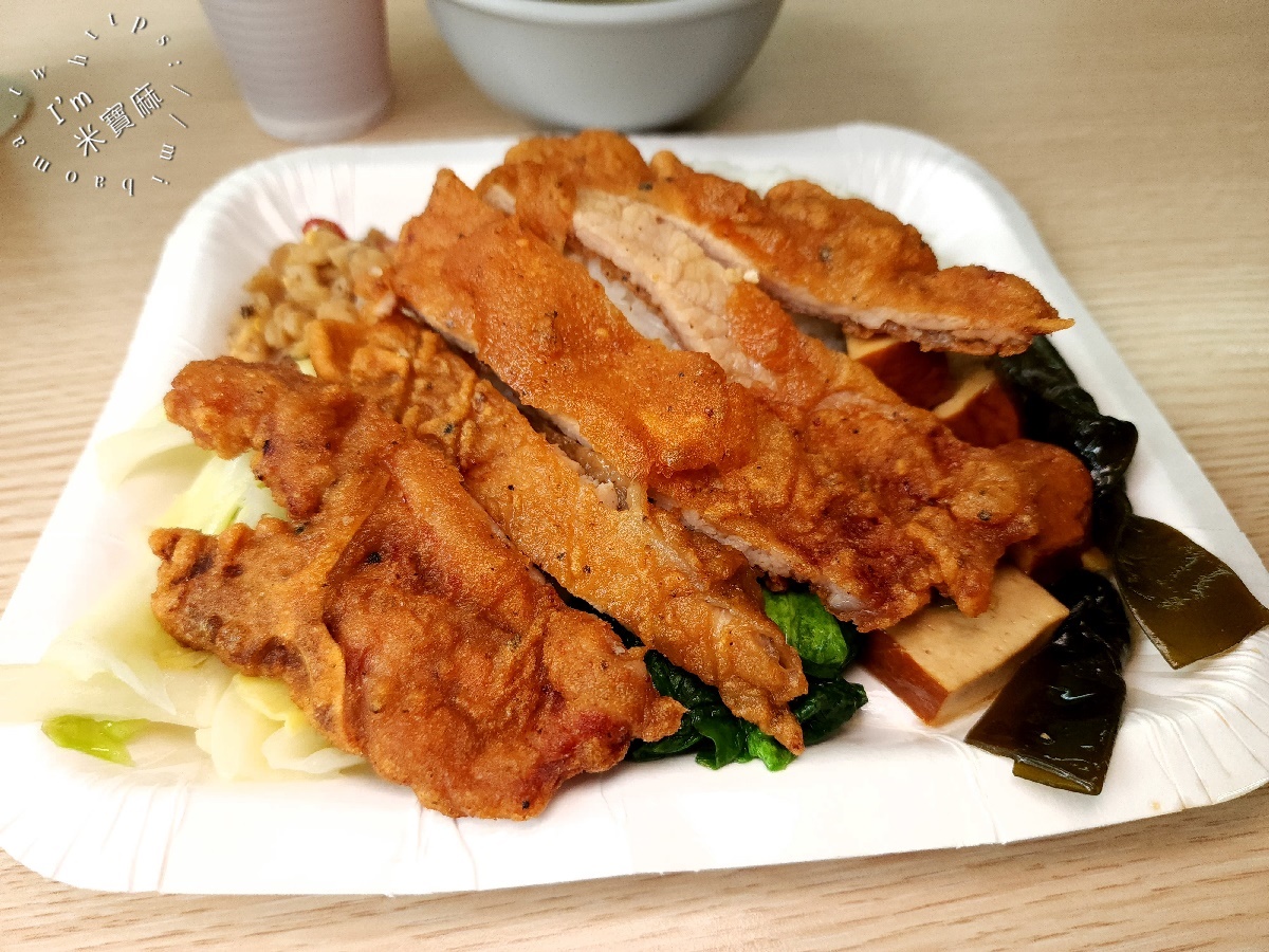 億頓排骨┃大安區美食。經典必吃排骨、雞腿和雞排，附近上班族的最愛，內用還有飲料及熱湯提供