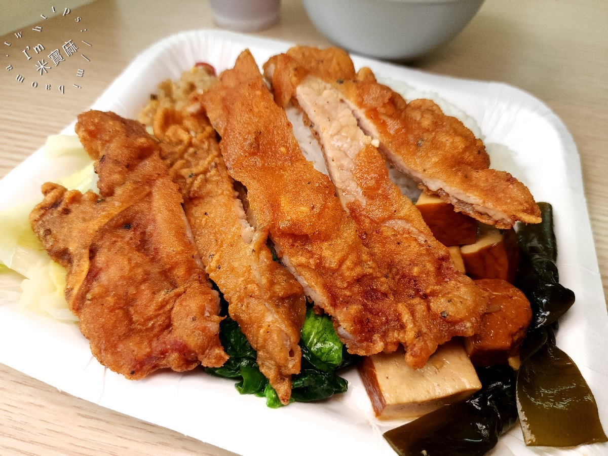 億頓排骨┃大安區美食。經典必吃排骨、雞腿和雞排，附近上班族的最愛，內用還有飲料及熱湯提供