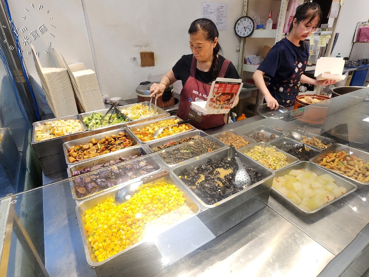 和記小廚 家常菜 便當專賣店┃板橋美食。高CP值便當、15種豐富配菜、必吃招牌排骨飯