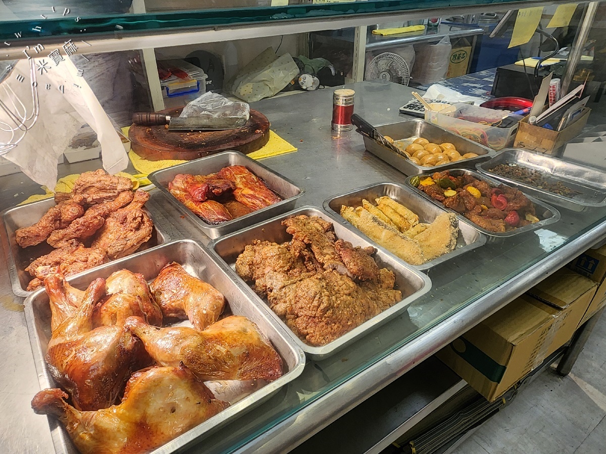和記小廚 家常菜 便當專賣店┃板橋美食。高CP值便當、15種豐富配菜、必吃招牌排骨飯