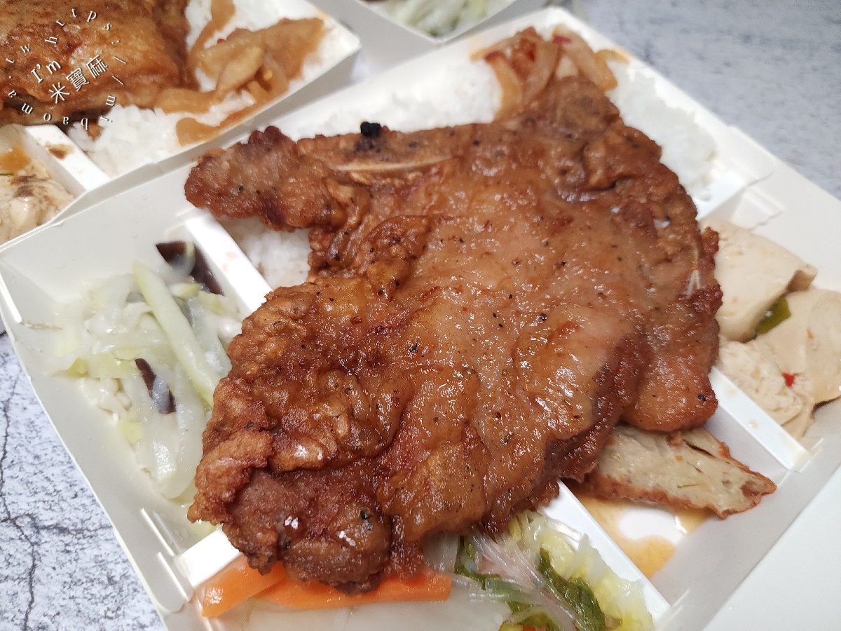 華王排骨┃中正區美食。 飄香46年的招牌排骨飯，在地人激推的暖心便當！
