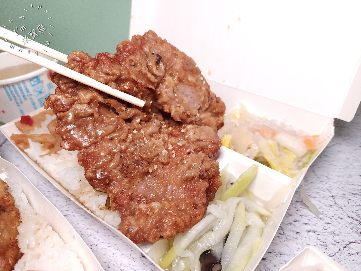 華王排骨┃中正區美食。 飄香46年的招牌排骨飯，在地人激推的暖心便當！
