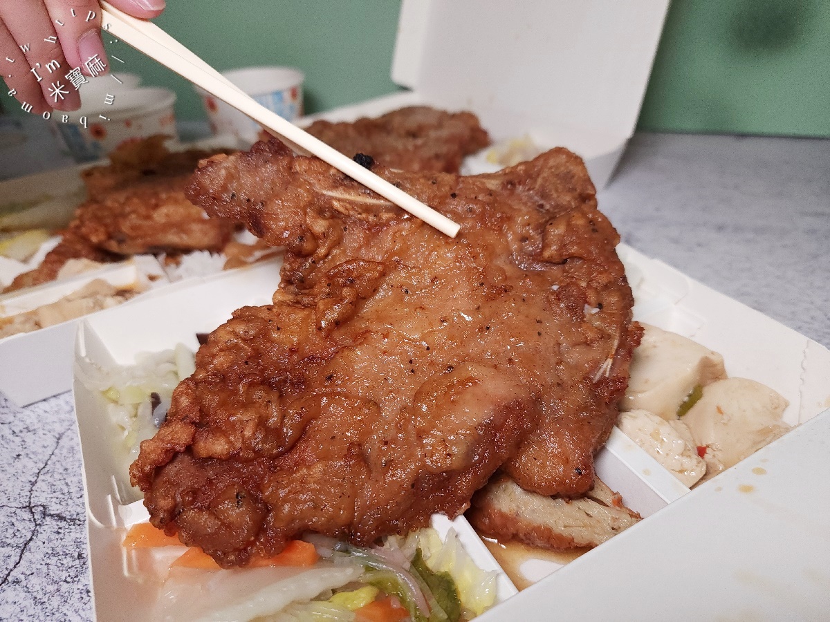 華王排骨┃中正區美食。 飄香46年的招牌排骨飯，在地人激推的暖心便當！