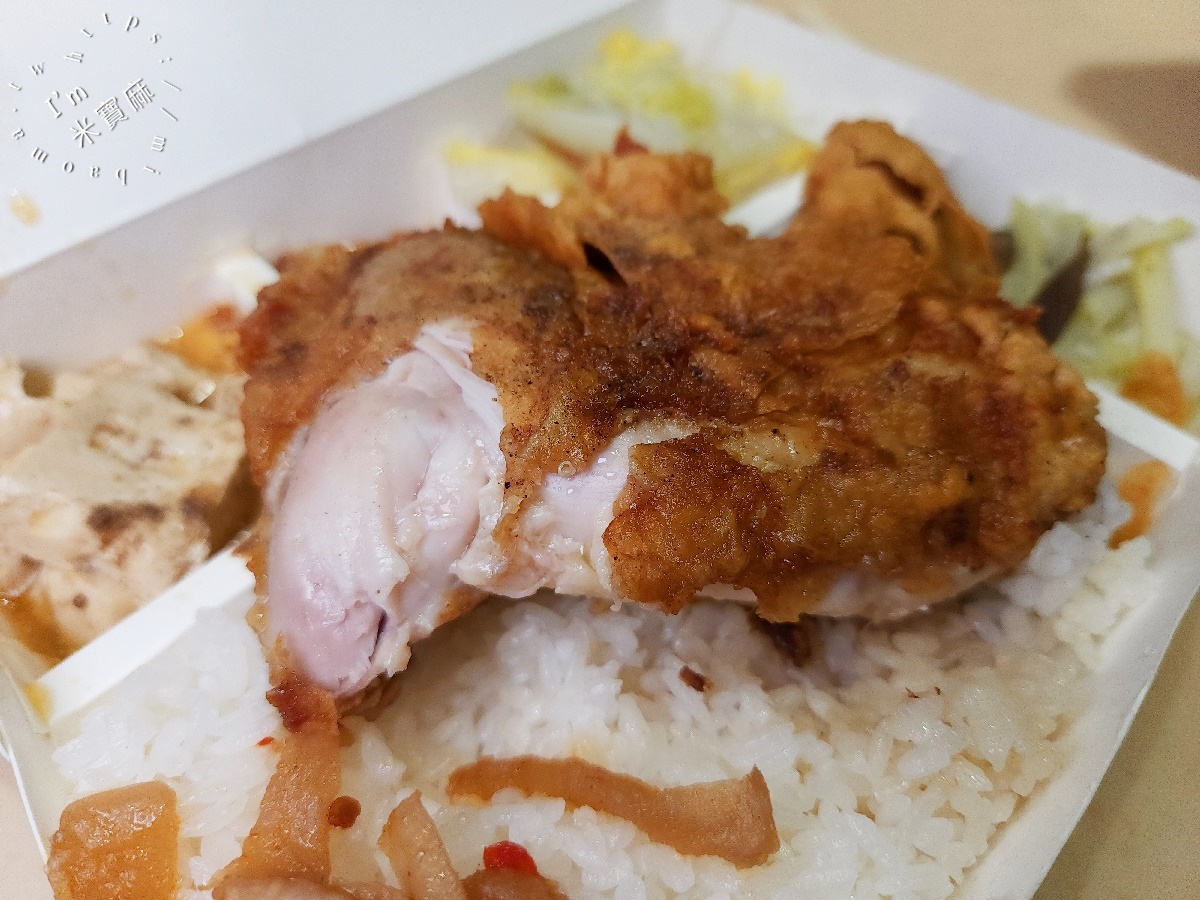 華王排骨┃中正區美食。 飄香46年的招牌排骨飯，在地人激推的暖心便當！