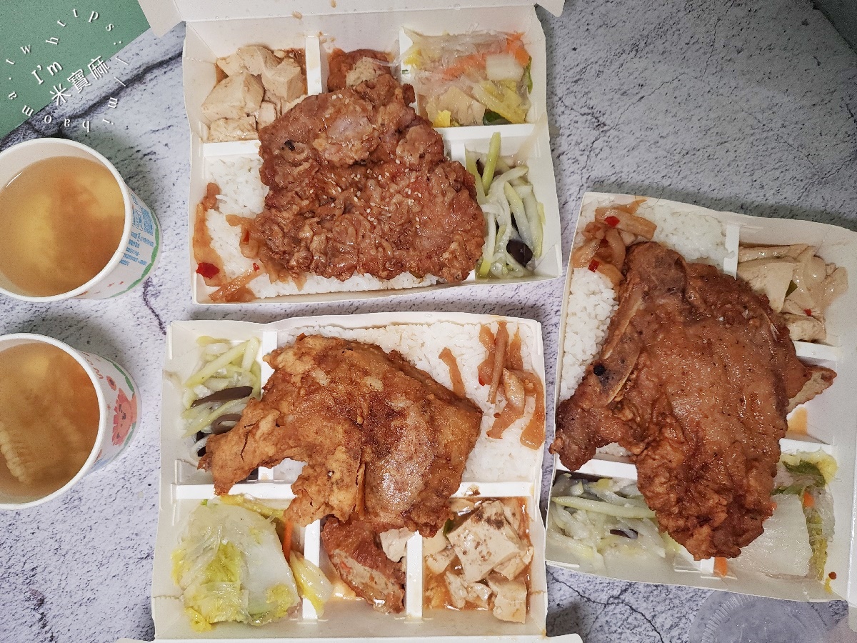 華王排骨┃中正區美食。 飄香46年的招牌排骨飯，在地人激推的暖心便當！