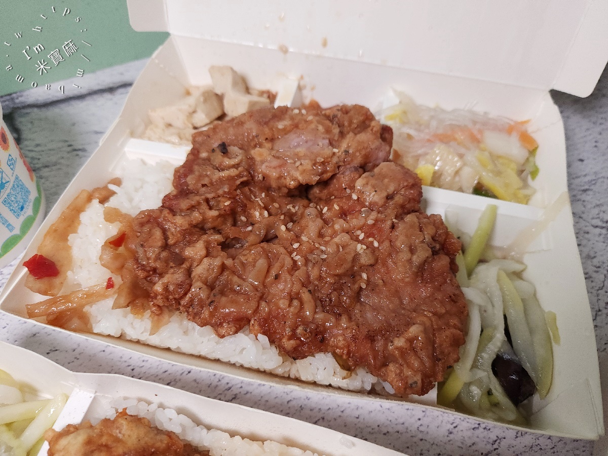 華王排骨┃中正區美食。 飄香46年的招牌排骨飯，在地人激推的暖心便當！