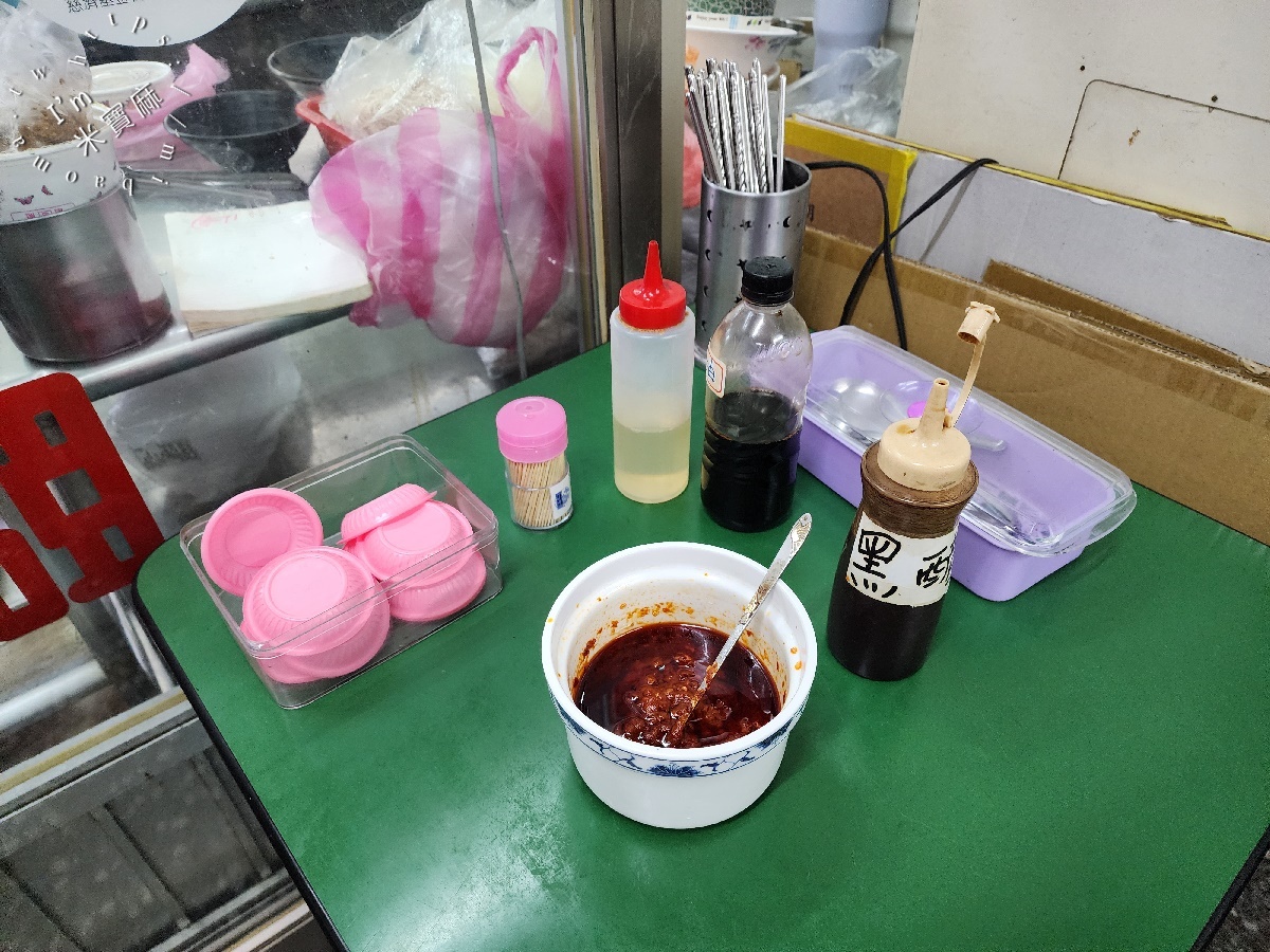 吉立小館┃中和廟口美食。在地人私藏的暖心牛肉麵與滷味小吃，CP值高到想天天報到