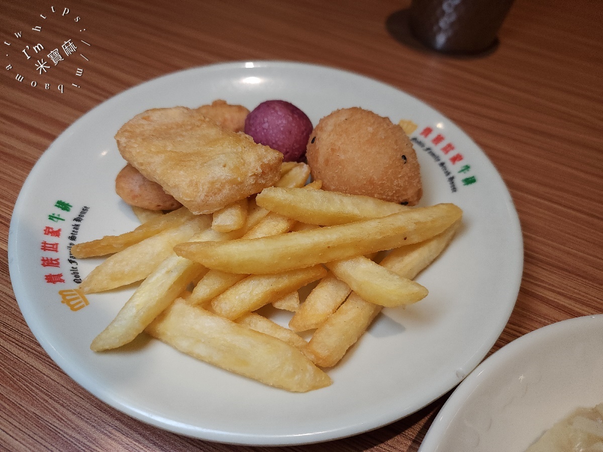 貴族世家板橋板新店┃板橋牛排吃到飽。排隊人潮爆炸！380元牛排自助吧，蚵仔煎、煎魚無限續，CP值爆表！
