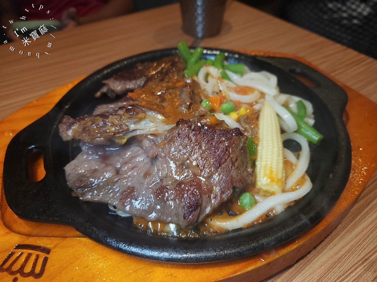 貴族世家板橋板新店┃板橋牛排吃到飽。排隊人潮爆炸！380元牛排自助吧，蚵仔煎、煎魚無限續，CP值爆表！