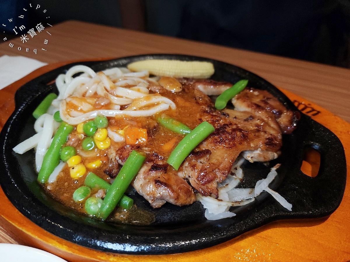 貴族世家板橋板新店┃板橋牛排吃到飽。排隊人潮爆炸！380元牛排自助吧，蚵仔煎、煎魚無限續，CP值爆表！