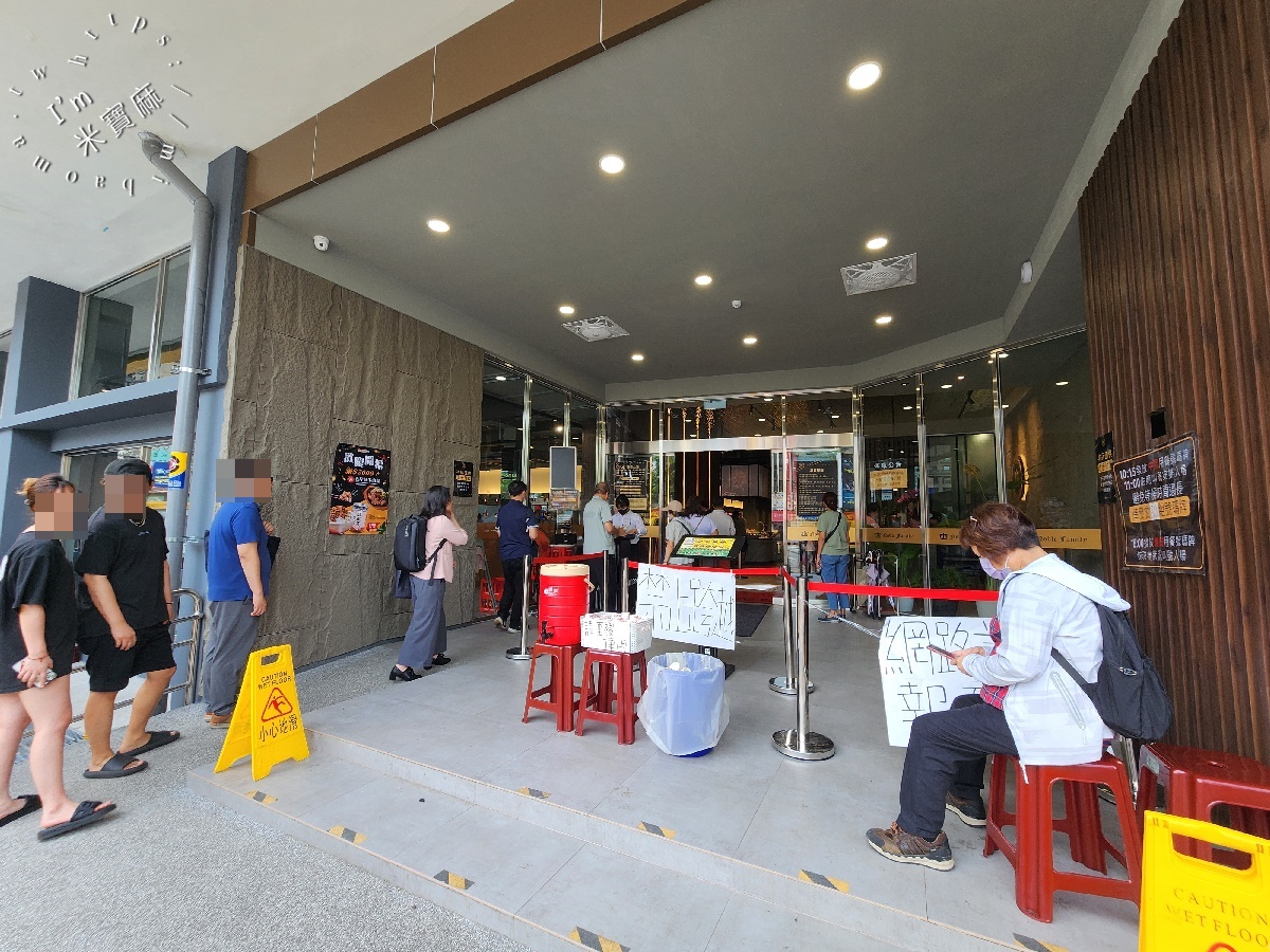 貴族世家板橋板新店┃板橋牛排吃到飽。排隊人潮爆炸！380元牛排自助吧，蚵仔煎、煎魚無限續，CP值爆表！