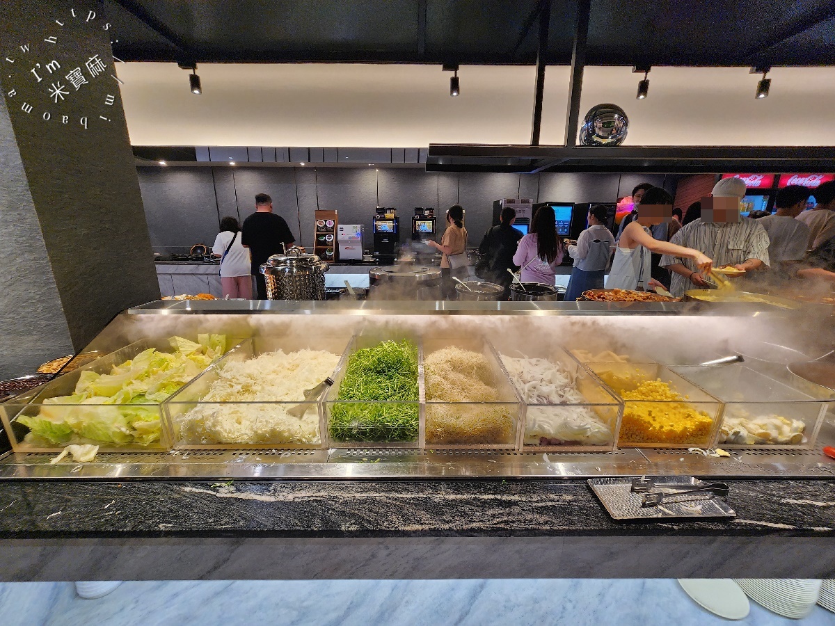 貴族世家板橋板新店┃板橋牛排吃到飽。排隊人潮爆炸！380元牛排自助吧，蚵仔煎、煎魚無限續，CP值爆表！