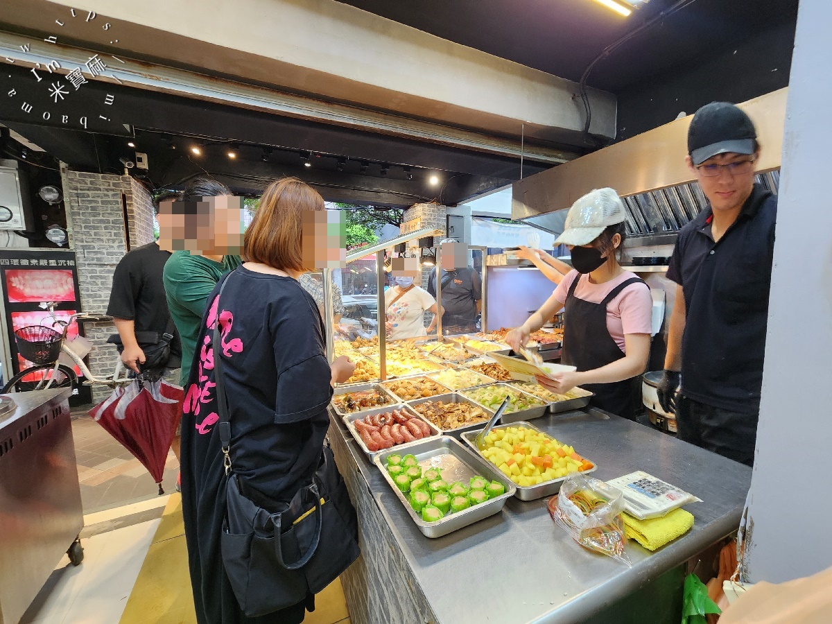 搶鮮食堂┃永和便當。在地人不想公開的便當店!招牌炸雞腿、排骨飯，現炸酥香太欠吃