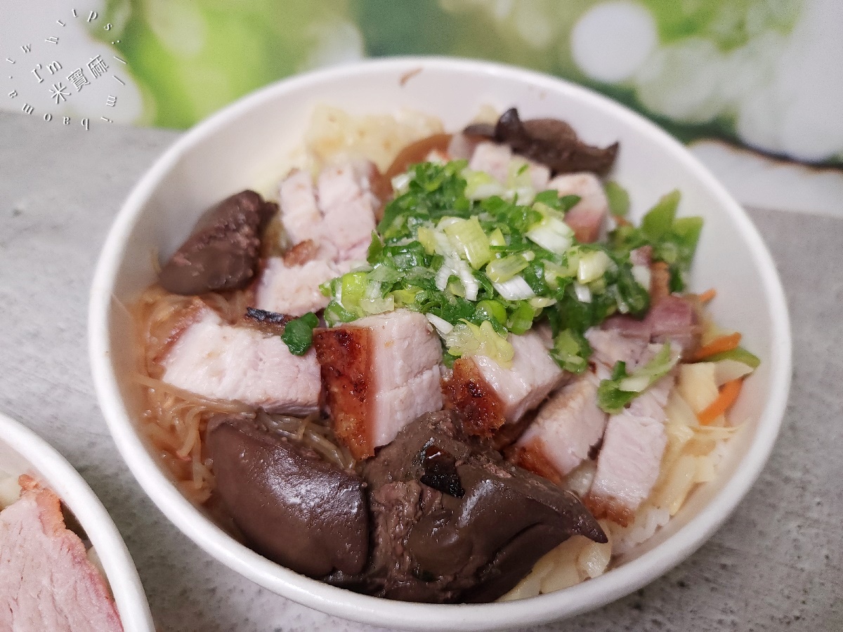 香港裕記揚燒臘┃土城美食。六樣配菜直接給你，脆皮燒肉好吃到跪！