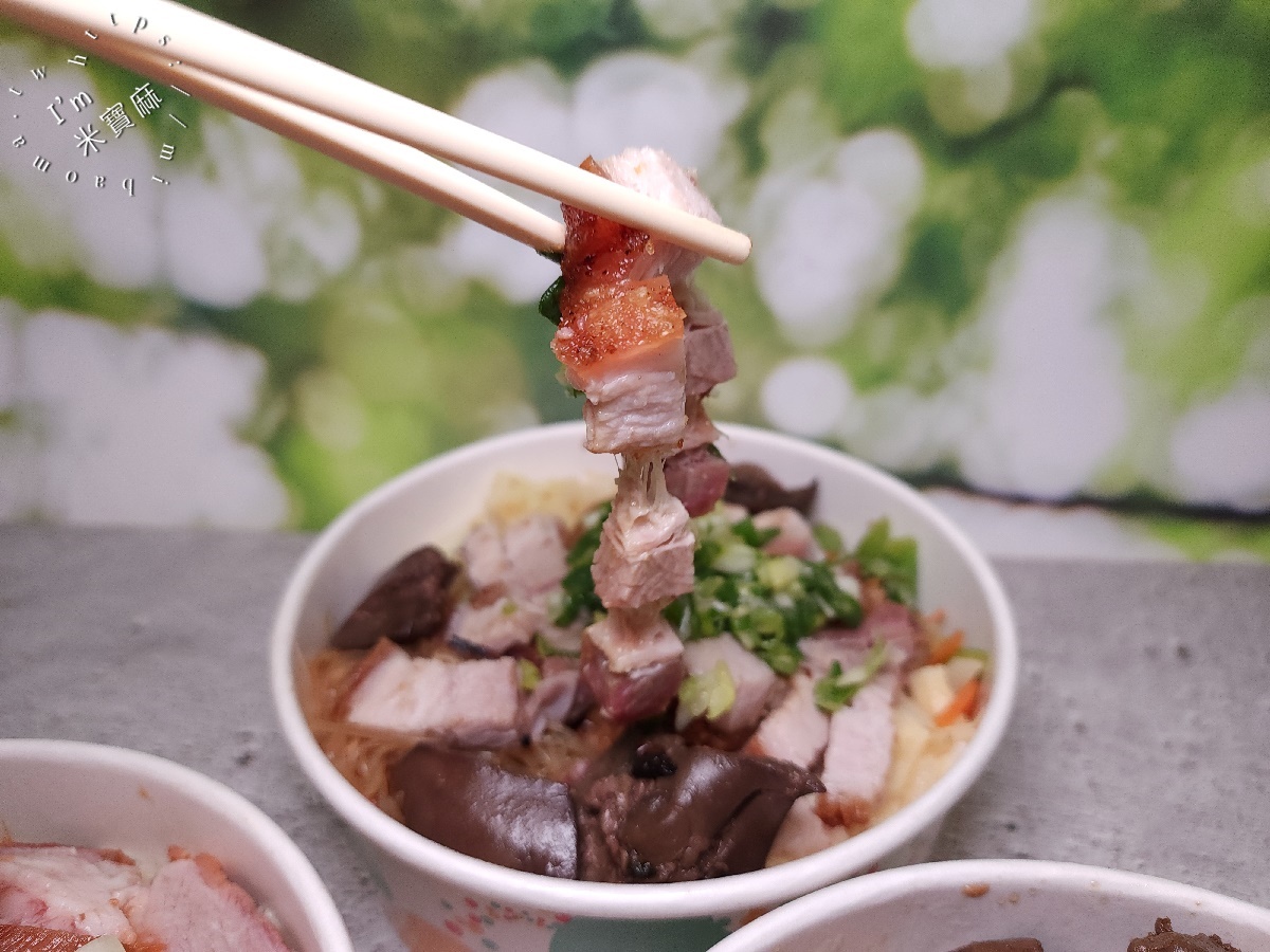 香港裕記揚燒臘┃土城美食。六樣配菜直接給你，脆皮燒肉好吃到跪！