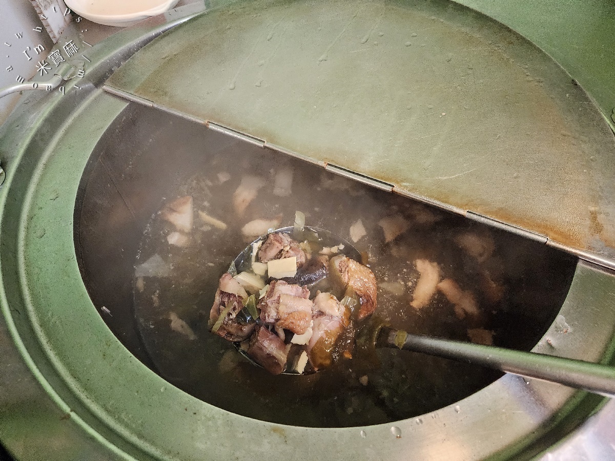 香港裕記揚燒臘┃土城美食。六樣配菜直接給你，脆皮燒肉好吃到跪！