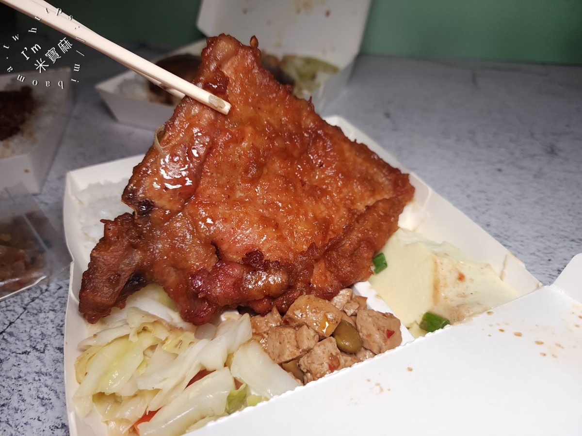 興樓古早味排骨飯┃新店美食。招牌排骨飯、魯雞腿飯很不錯，還有經典老鍋焢肉飯