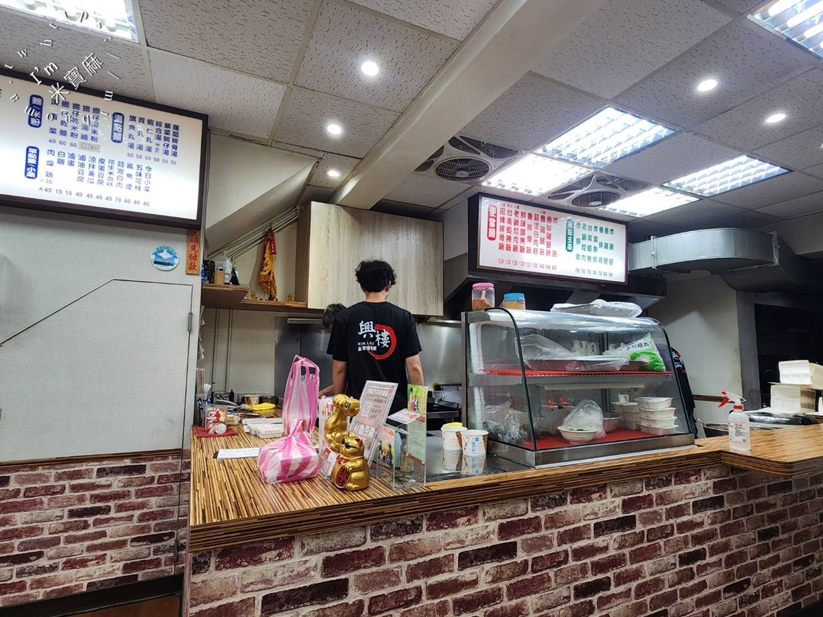 興樓古早味排骨飯┃新店美食。招牌排骨飯、魯雞腿飯很不錯，還有經典老鍋焢肉飯