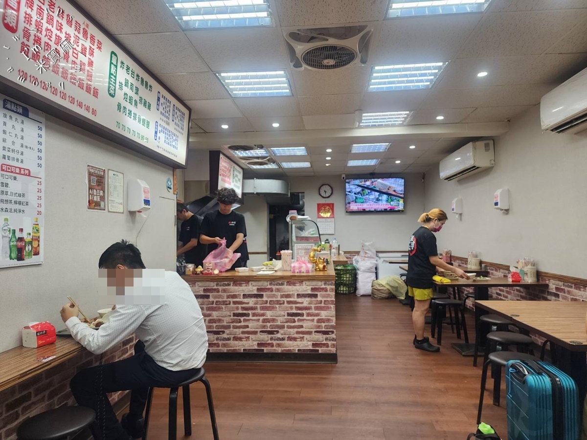 興樓古早味排骨飯┃新店美食。招牌排骨飯、魯雞腿飯很不錯，還有經典老鍋焢肉飯